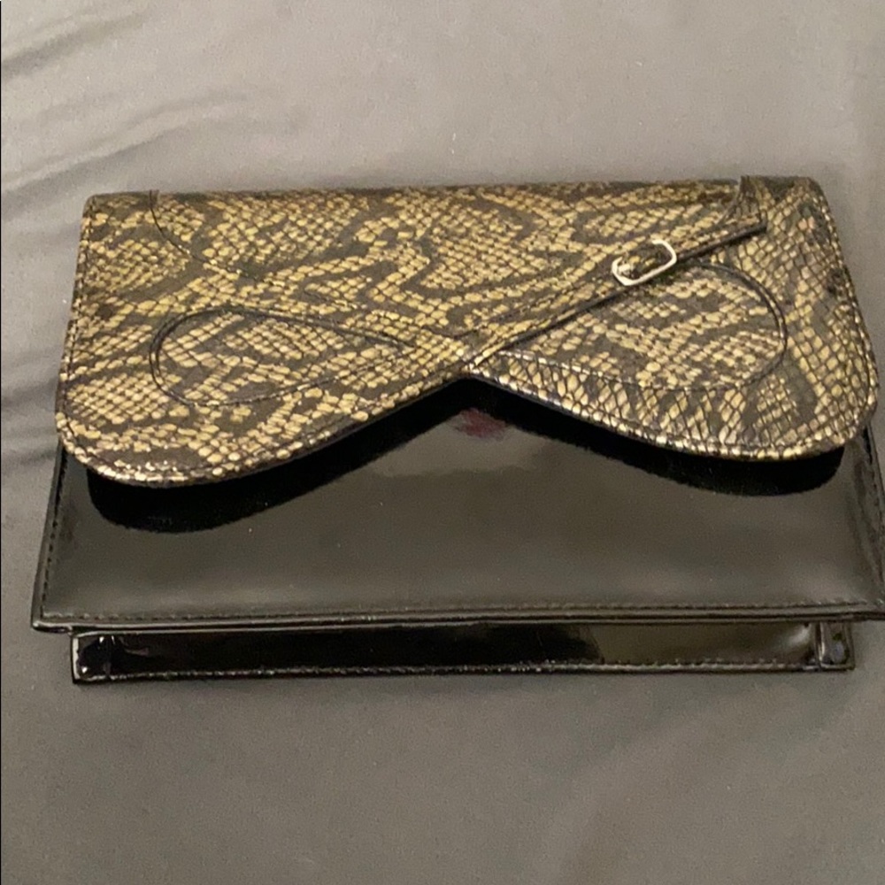 Clutch with chain handle